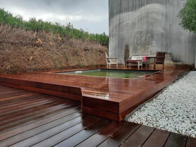 Pose d'une terrasse en Merbau autour d'une piscine