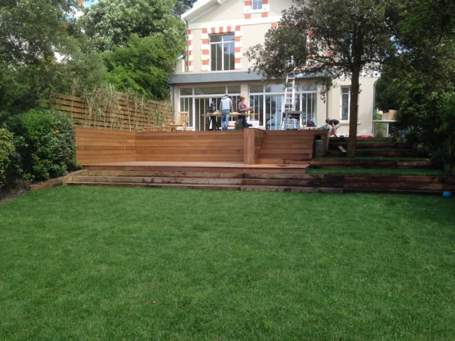Cration et amnagement de jardin en dnivel avec terrasse bois et pose de gazon