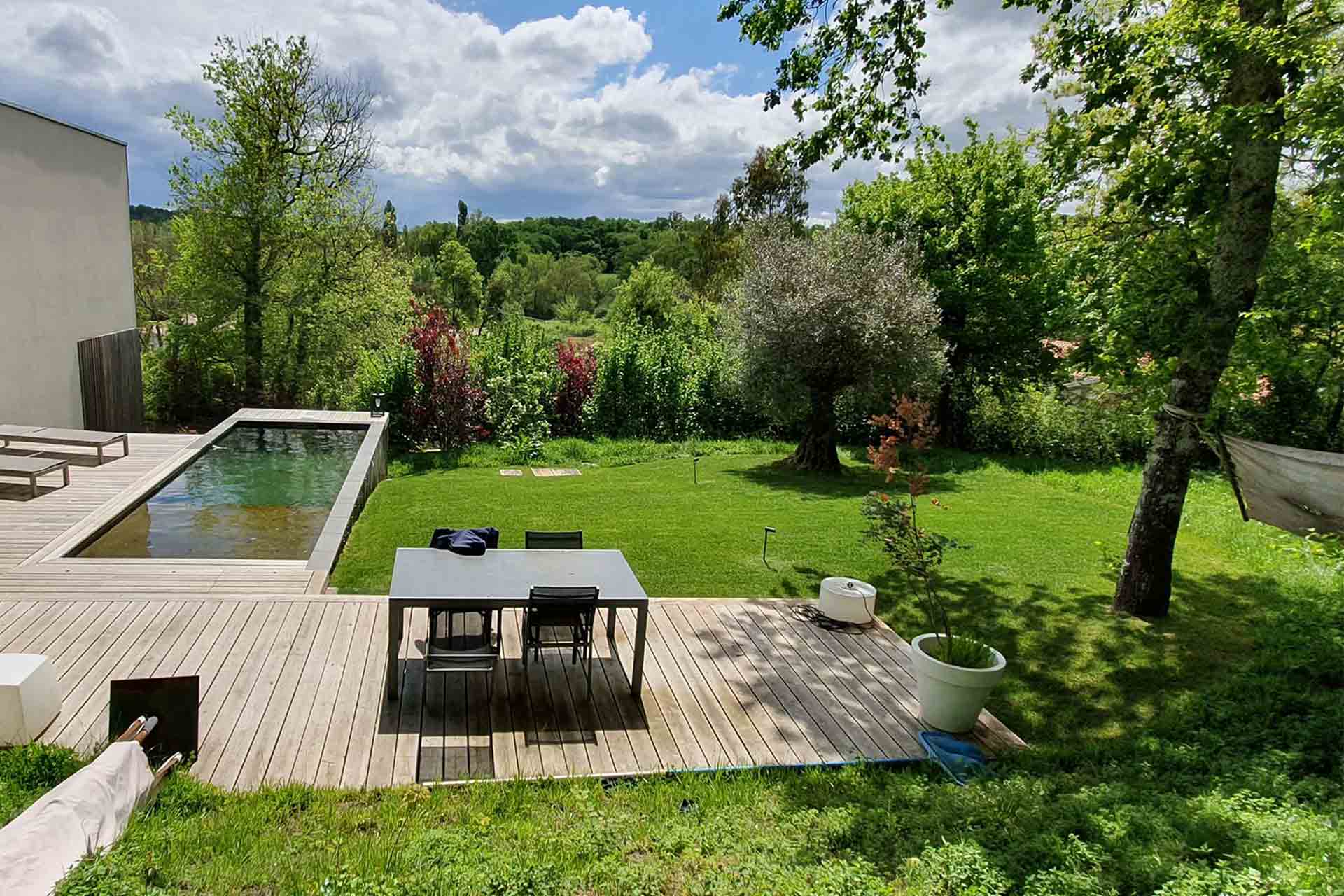 Aménagement d'un espace repas, et détente autour d'une piscine