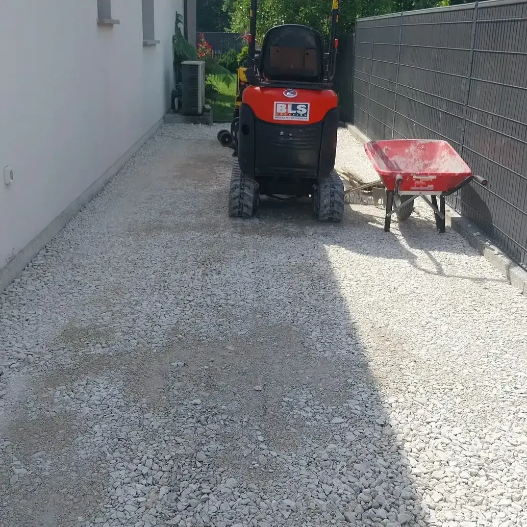 Photo de l'allée de jardin après les travaux de terrassement du fond de forme 