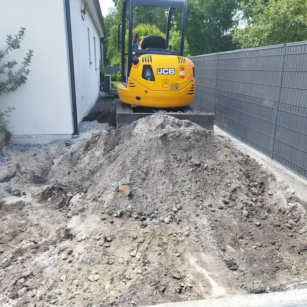 Photo du jardin avant la pose de l'allée en pavés carrossables