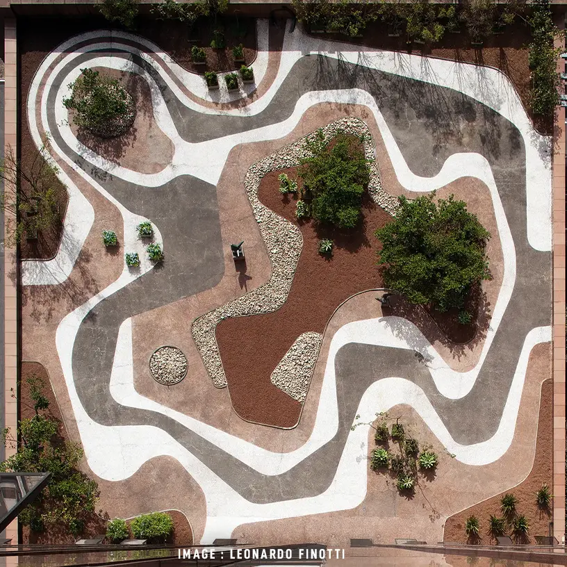 Photo d'un jardin créé sur une terrasse par Roberto Burle Marx à Sao paulo