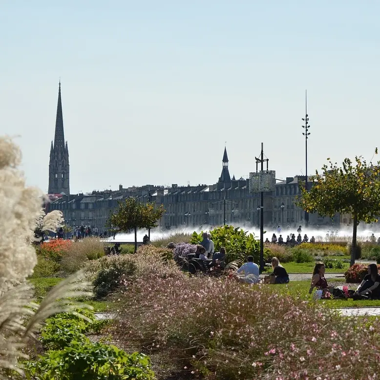 Photo des quais de Bordeaux aménagé sur la rive gauche par l'architecte paysagiste Michel Corajoud avec le célèbre miroir d'eau.