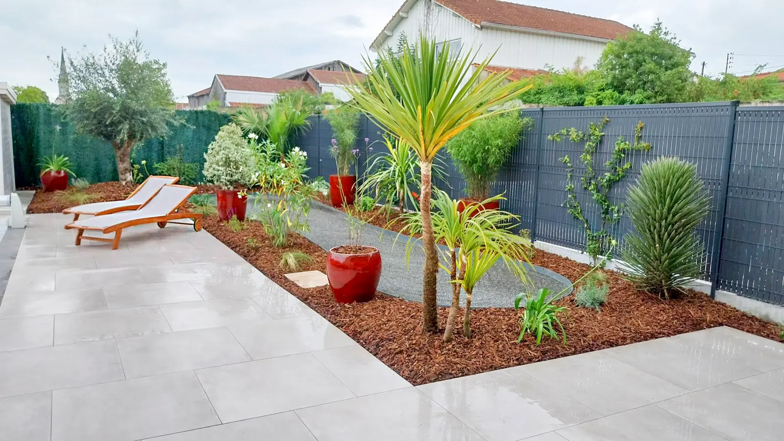 Le même petit jardin après la réalisation du boulodrome et des divers massifs méditerranéens