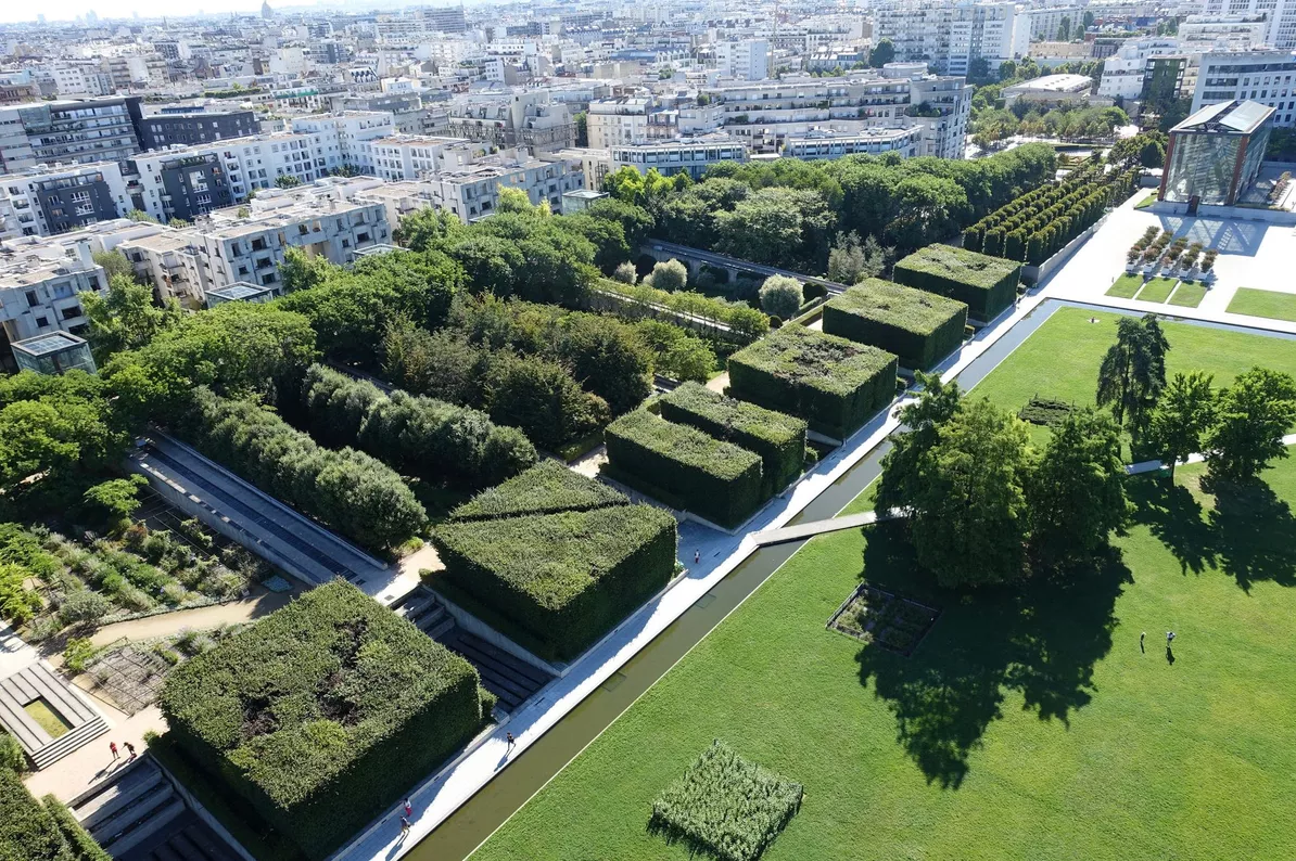 Photo aérienne du parc André-Citroën situé à Paris et réalisé par divers architectes paysagistes dont Gilles Clément, célèbre paysagiste concepteur français