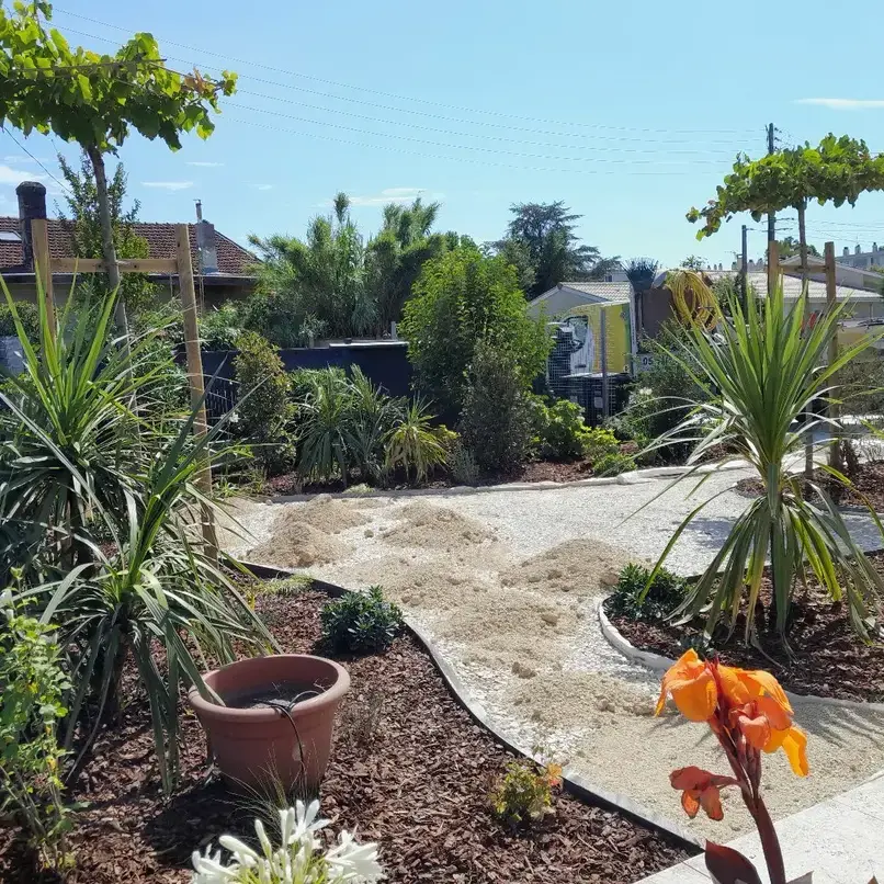 Photo du jardin après la réalisation des massifs et pendant la réalisation des zones de passage