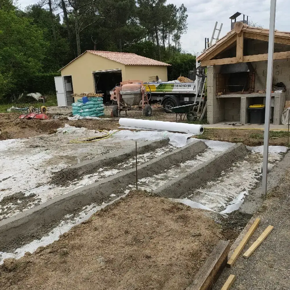 Début de l'aménagement de jardin avec la réalisation des longrines béton pour la pose de terrasse bois