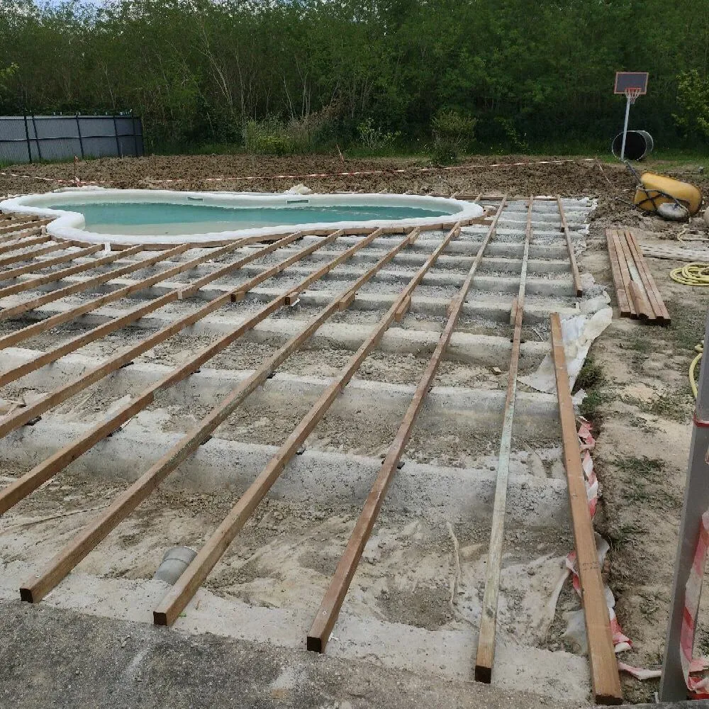 Pose des lambourdes bois sur les longrines béton réalisées par nos paysagistes à Bordeaux 