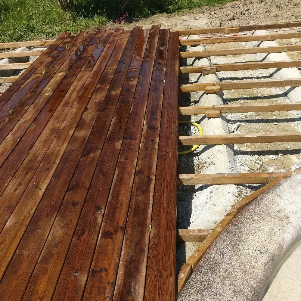 Pose des planches de la terrasse bois en pin US sur les lambourdes 