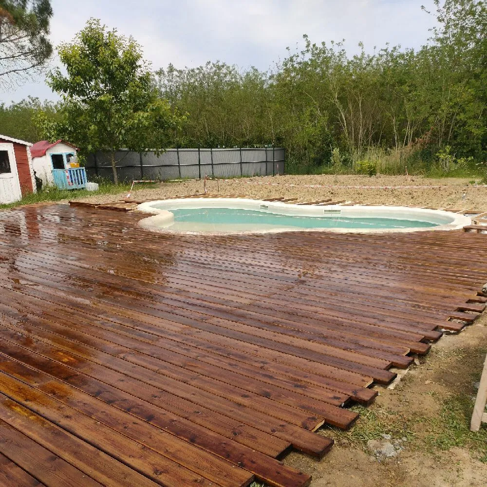 Suite de la pose de terrasse bois en Pin autour de la piscine 