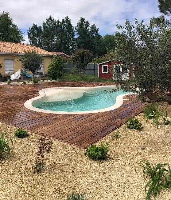 Pose de terrasse bois et amnagement de massifs autour d'une piscine en haricot