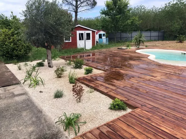 Amnagement de jardin autour d'une piscine en haricot